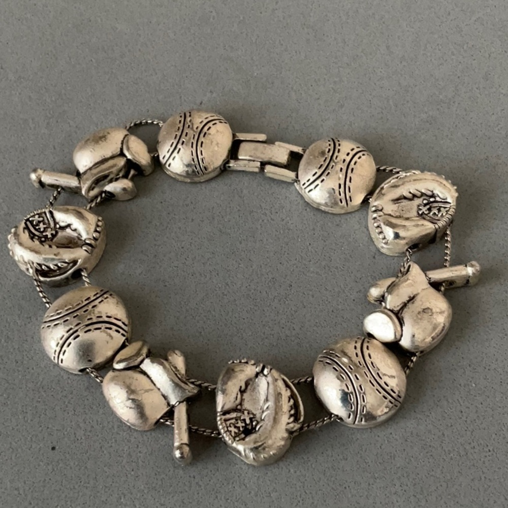 🌺$5.00 must bundle 🌺Silvertone Ornate Baseball Bracelet